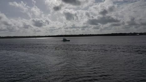 Sportsfisher-cruising-along-Wold-Bay-in-Alabama