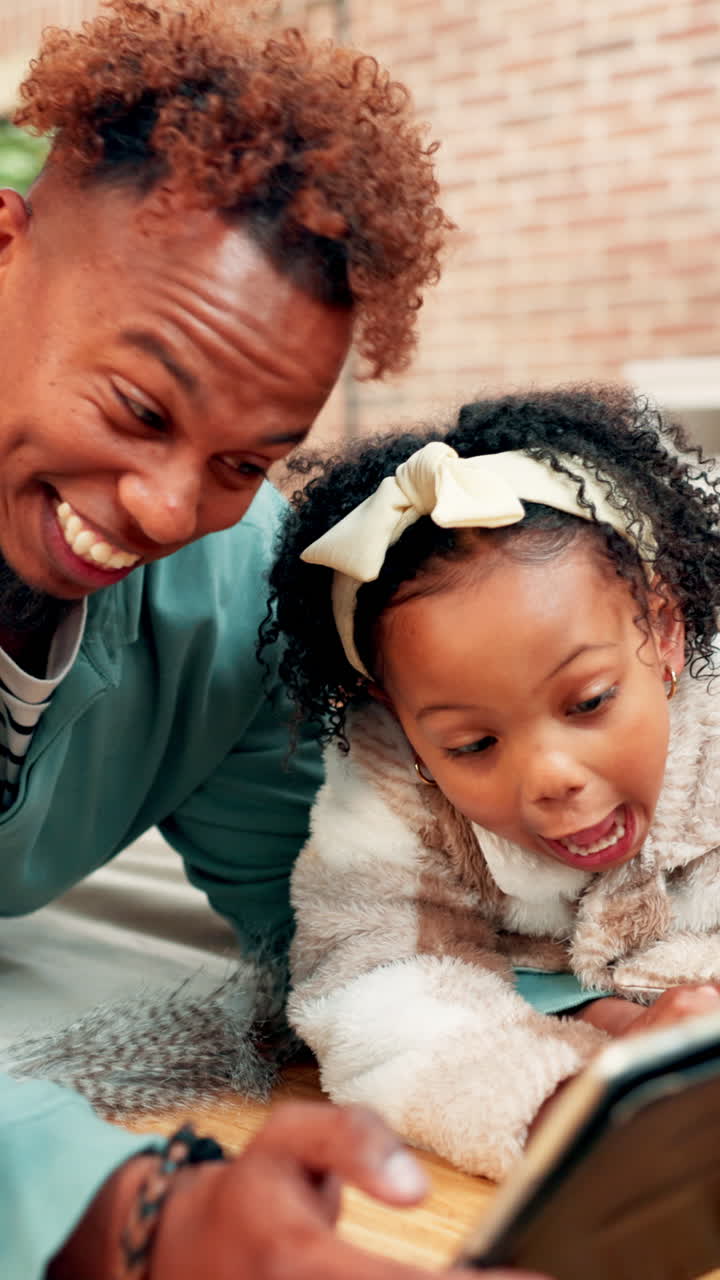 Padre e figlia felici che reagiscono con sorpresa mentre leggono insieme.