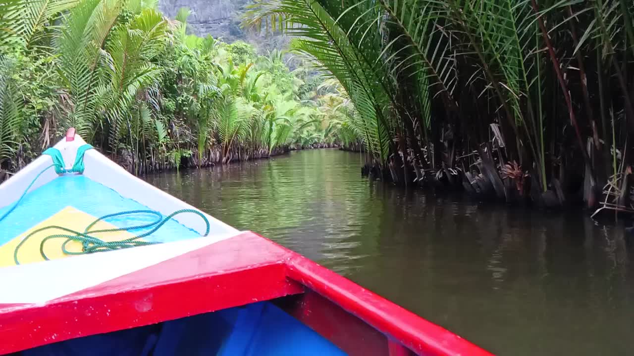crucero tradicional en barcos sobre un río visitando sitios geológicos en el pueblo de ramang-ramang, maros, sulawesi del sur, indonesia