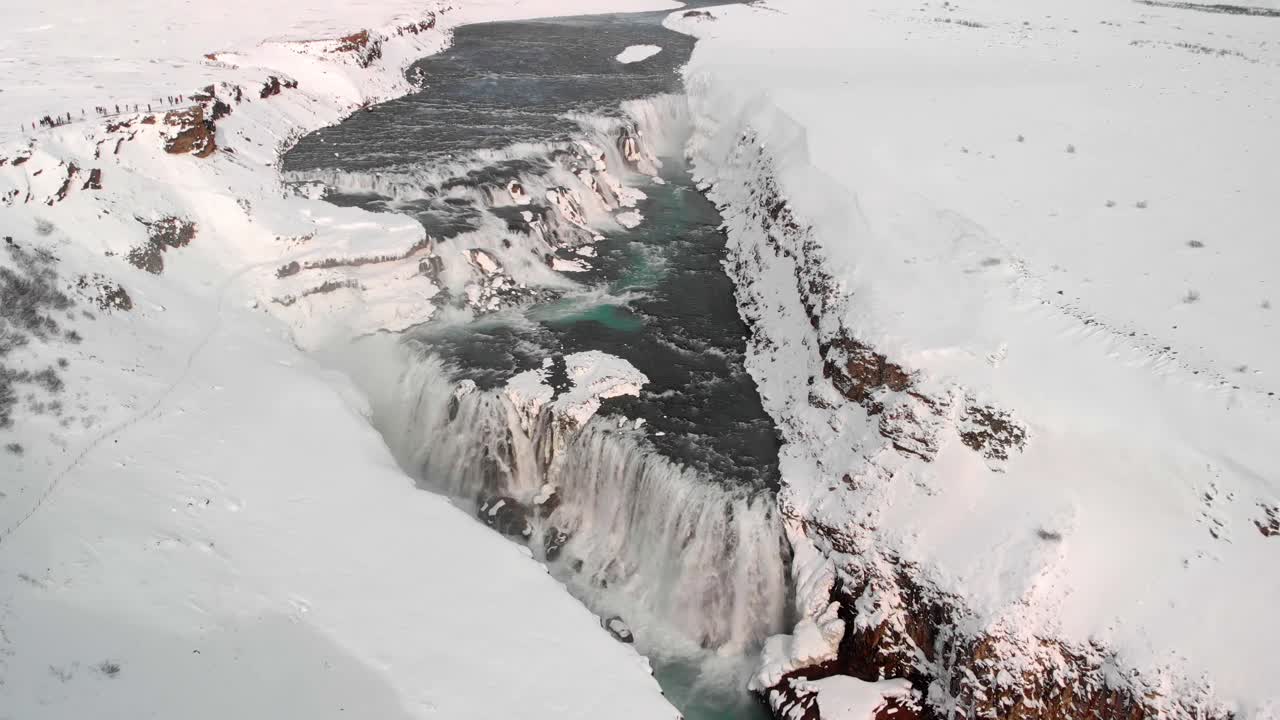 겨울 동안 아이슬란드에서 gullfoss 폭포의 무인 항공기 샷