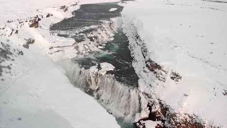 tiro de drone de la cascada de gullfoss en islandia durante el invierno