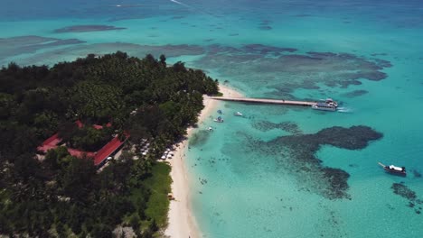 Toma-De-Drone-Del-Muelle-De-La-Isla-Managaha.