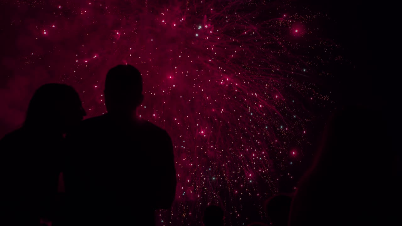 불꽃놀이를 보는 사람들