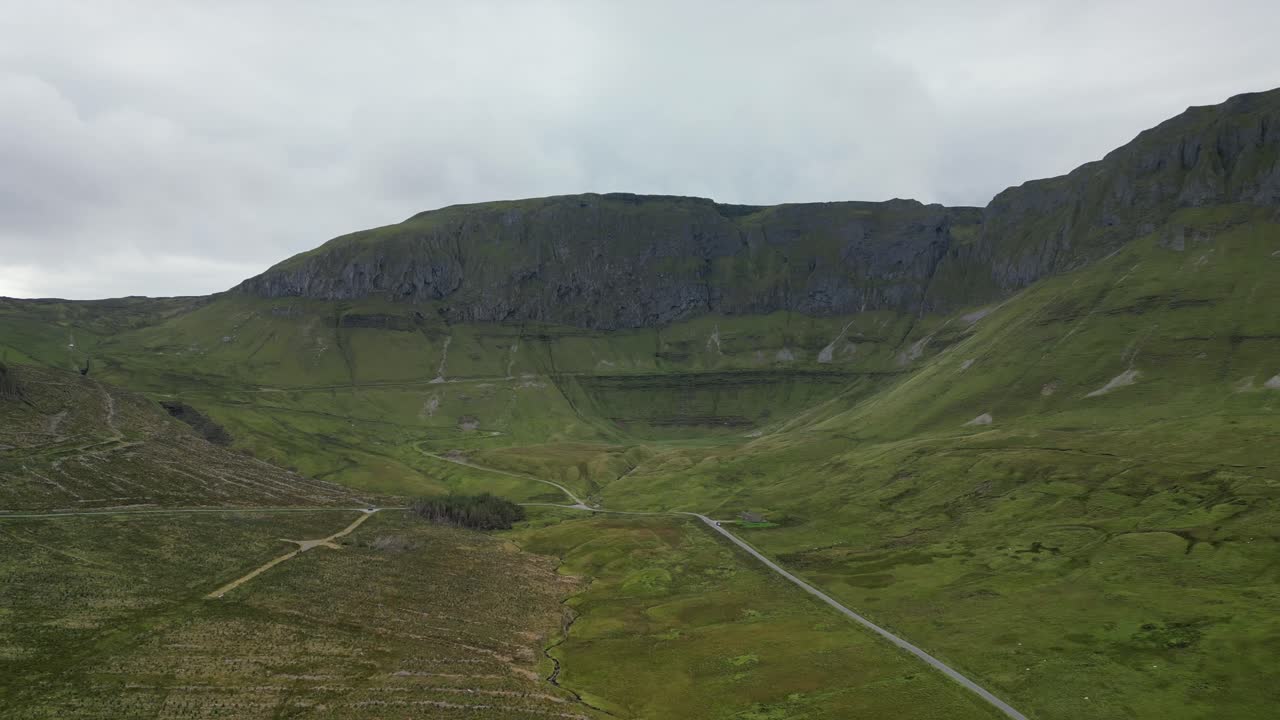 글레니프 말발 ⁇ 의 드론  ⁇ , 뒤로 날아다니며 시골 전체를 드러 ⁇ 니다.