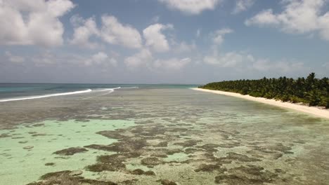 Drohnenaufnahmen-Der-Brandung-Und-Des-Riffs-Auf-Cocos-Island