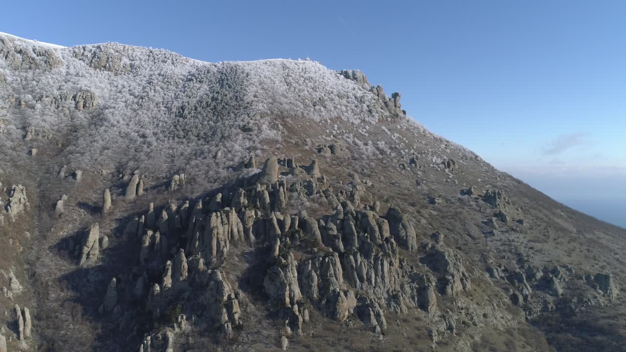 눈 인 산꼭대기와 바위 지형