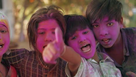 niños celebrando el festival hindú de holi en rajasthan, india
