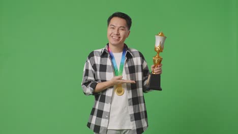 트로피 와 메달 을 들고 있는 사람