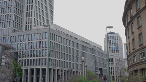 train runs through the city center of frankfurt