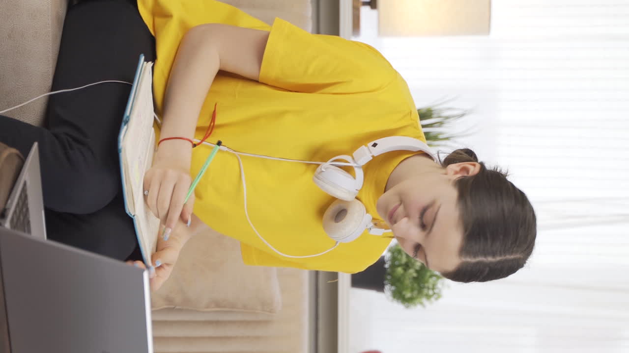 video vertical de una estudiante mirando a la cámara con un gesto positivo y positivo.