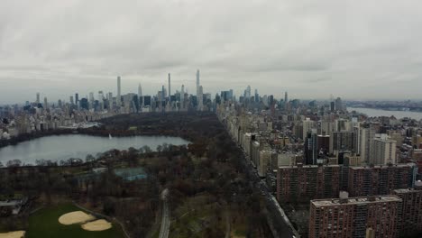 el parque central de la ciudad de nueva york está nublado.