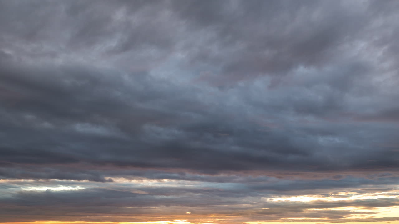 nubes dramáticas al atardecer