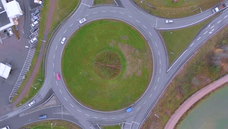 vista superior de un metraje de drones con autos entrando y saliendo de una rotonda, en un día nublado en octubre