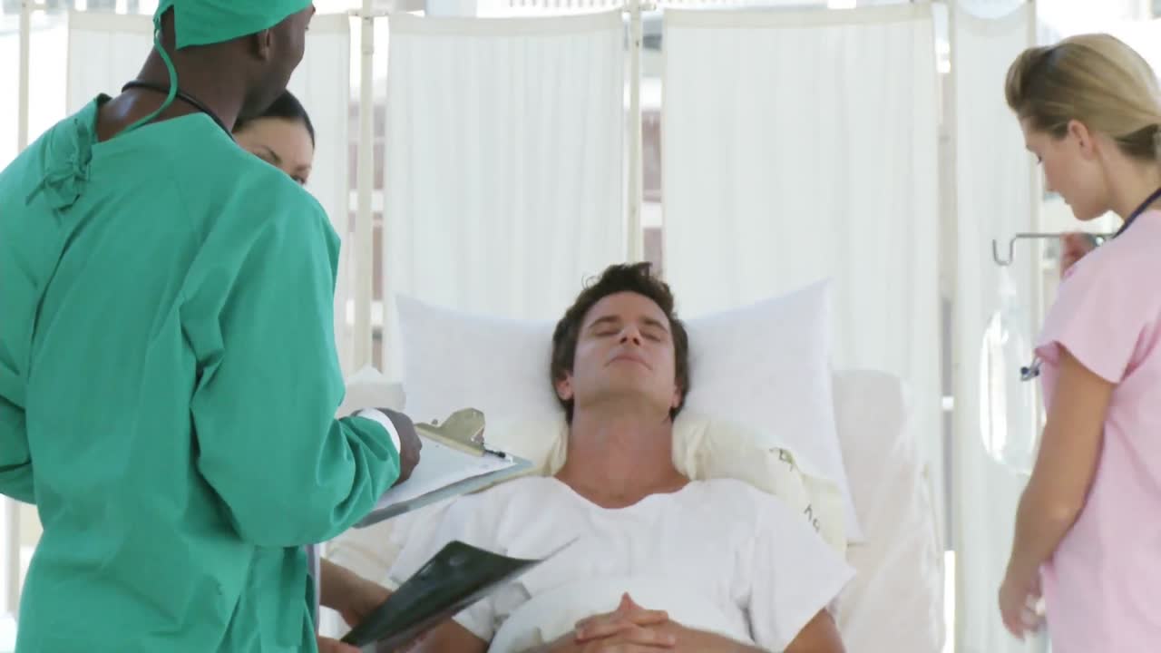 equipo de la clínica con un paciente