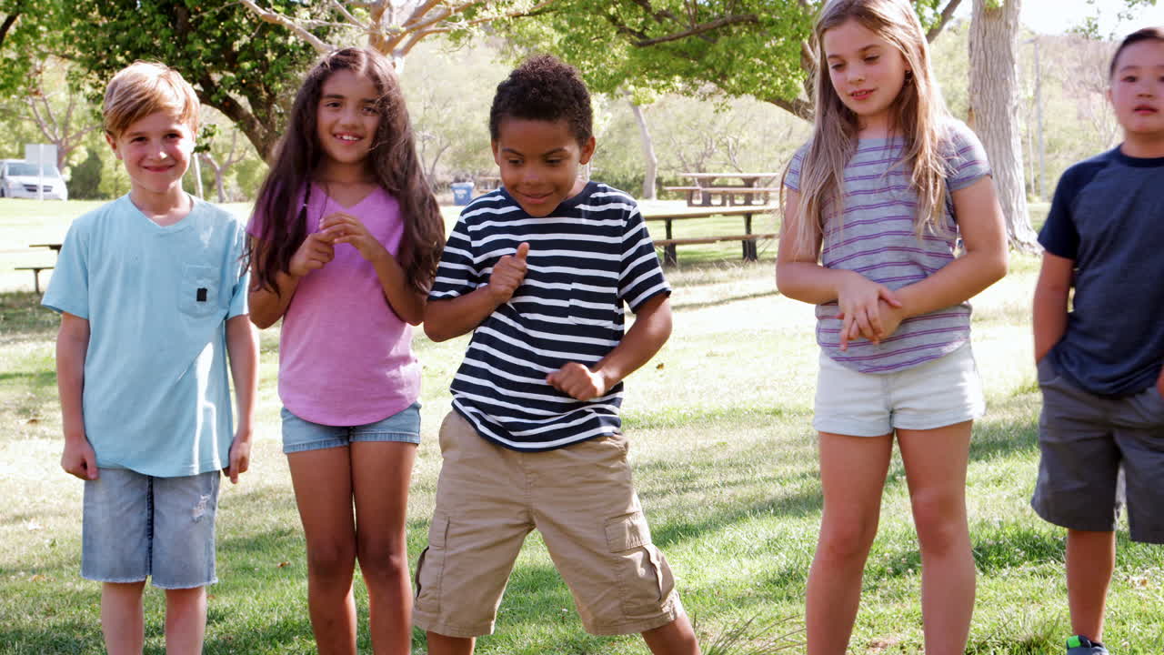 공원 춤 에서 친구 들 과 함께 있는 어린이 들 의 그룹