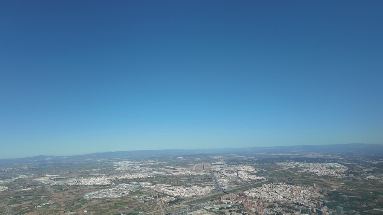 Hyperlapse kota Valencia, Spanyol, diambil dari pesawat yang tiba di bandara di pagi musim semi yang cerah dan indah