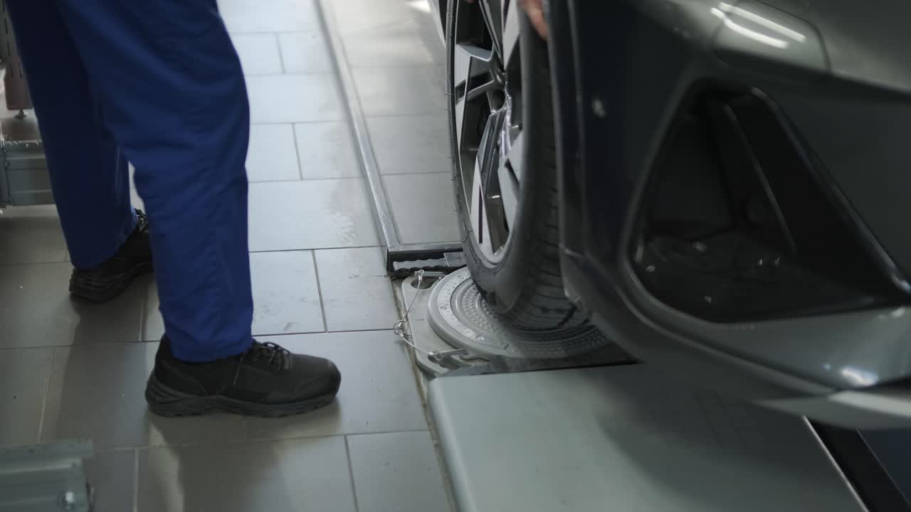 현대 워크에서 바 정렬 프로세스를 수행하는 메카닉: 최적의 성능과 안전을 위해 정확한 차량 정렬을 보장하기 위해 전문 장비가 사용됩니다.