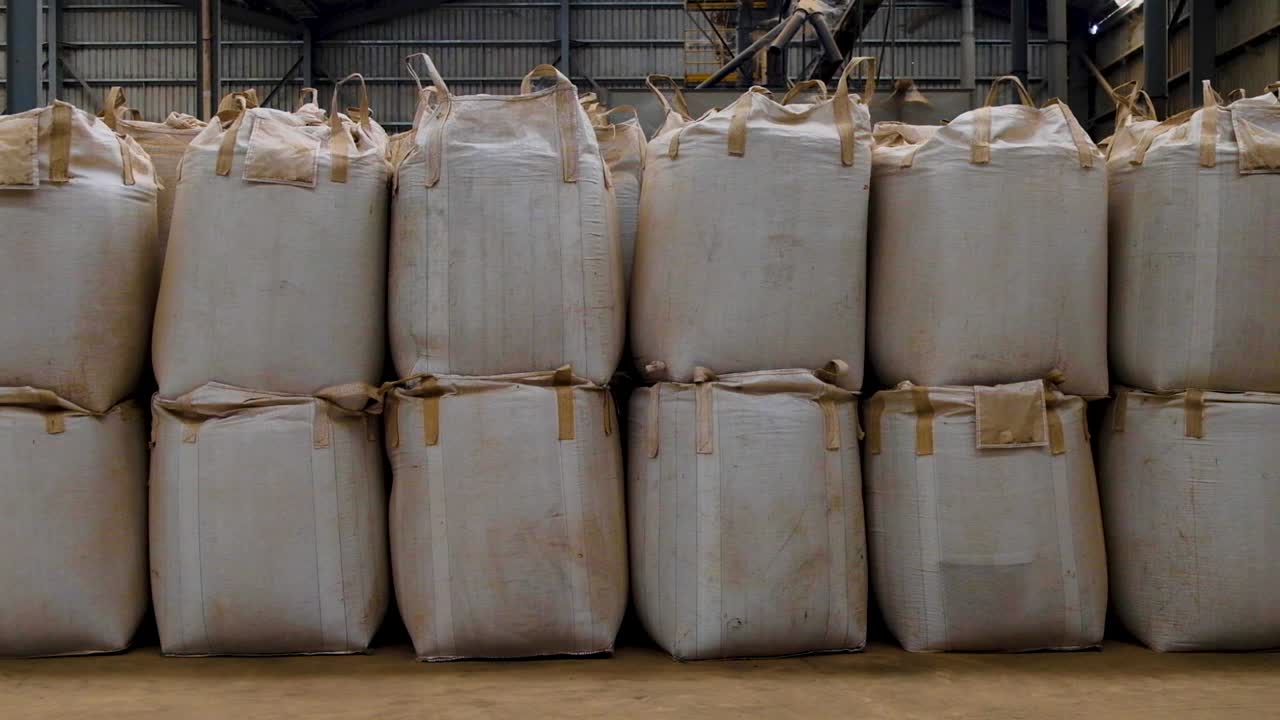 유통 및 수출 준비가 된 커피 생산 창고 내에서 맛있는 커피 원두로 가득 찬 큰 자루와 가방