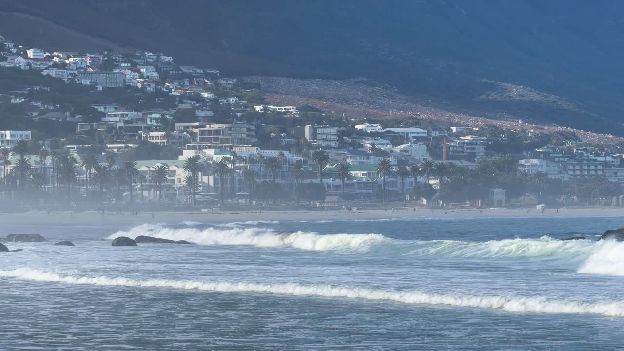 Camps Bay en un caluroso día de verano, visto desde Maidens Cove