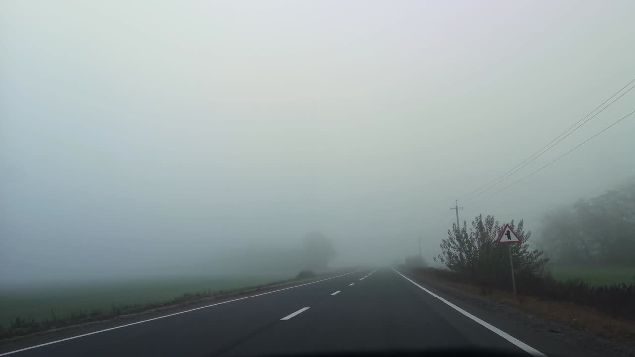 안개가 많은 도로와 도로 표시. 수평 이미지. 시야가 좋지 않습니다.