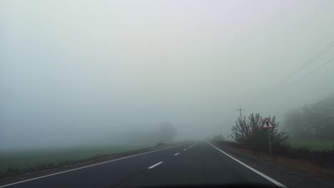 carretera nebulosa y marcas de carretera. imagen horizontal. mala visibilidad