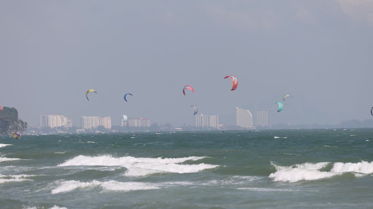 los kitesurfistas se deslizan sobre las ondas del océano