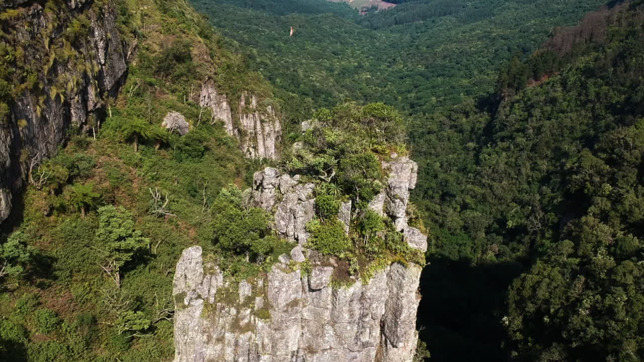 съемка с беспилотника крутого горного столба в дракенсберге, южная африка
