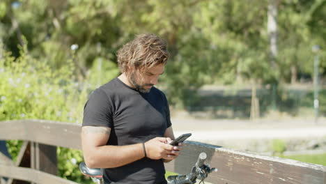 motociclista charlando con amigos a través del teléfono durante el ciclismo