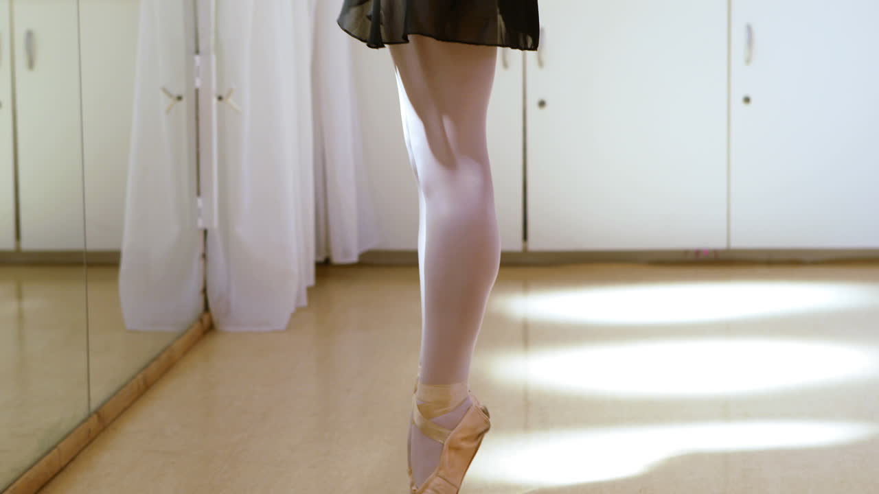 발레리나의 클로즈업은 바로 운동을 하고 있습니다.