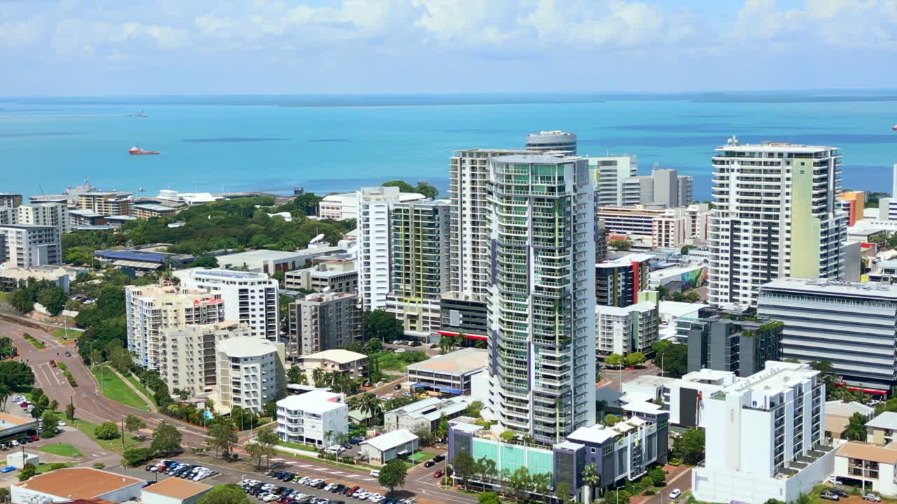 avión no tripulado de la ciudad costera edificios del horizonte y el océano en darwin australia nt