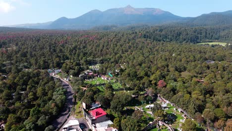 Interesante-Vuelo-Sobre-El-Bosque-De-La-Ciudad-De-Mexico