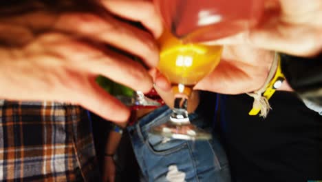 amigos brindando copas de cóctel