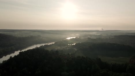 Leuchtende-Sonne,-Die-über-Dem-Saint-Francois-Fluss-Und-Dem-üppigen-Wald-In-Windsor,-Quebec,-Kanada-Scheint