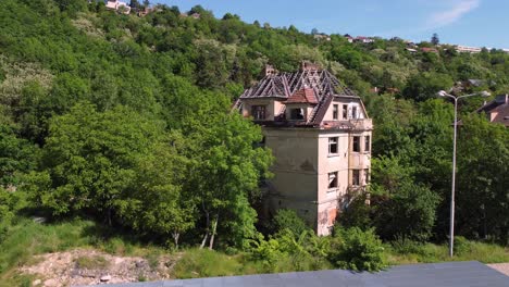 Altes-Verlassenes-Haus-Oder-Gebäude-In-Prag,-Tschechische-Republik,-Luftdrohnenansicht