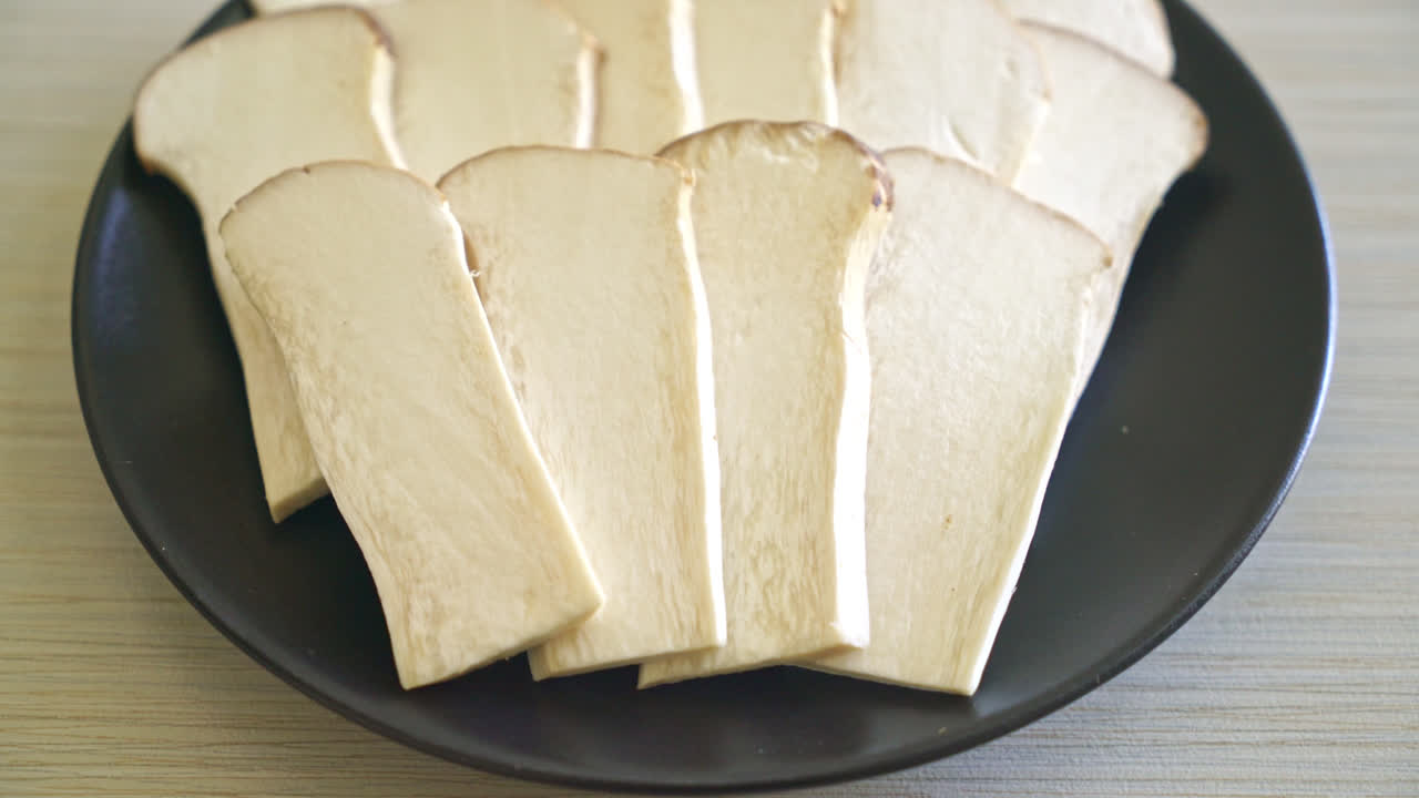 접시에 신선한 새송이버섯 또는 새송이버섯