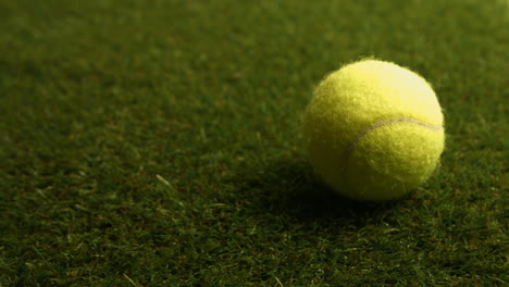 Primer-Plano-De-Una-Pelota-De-Tenis