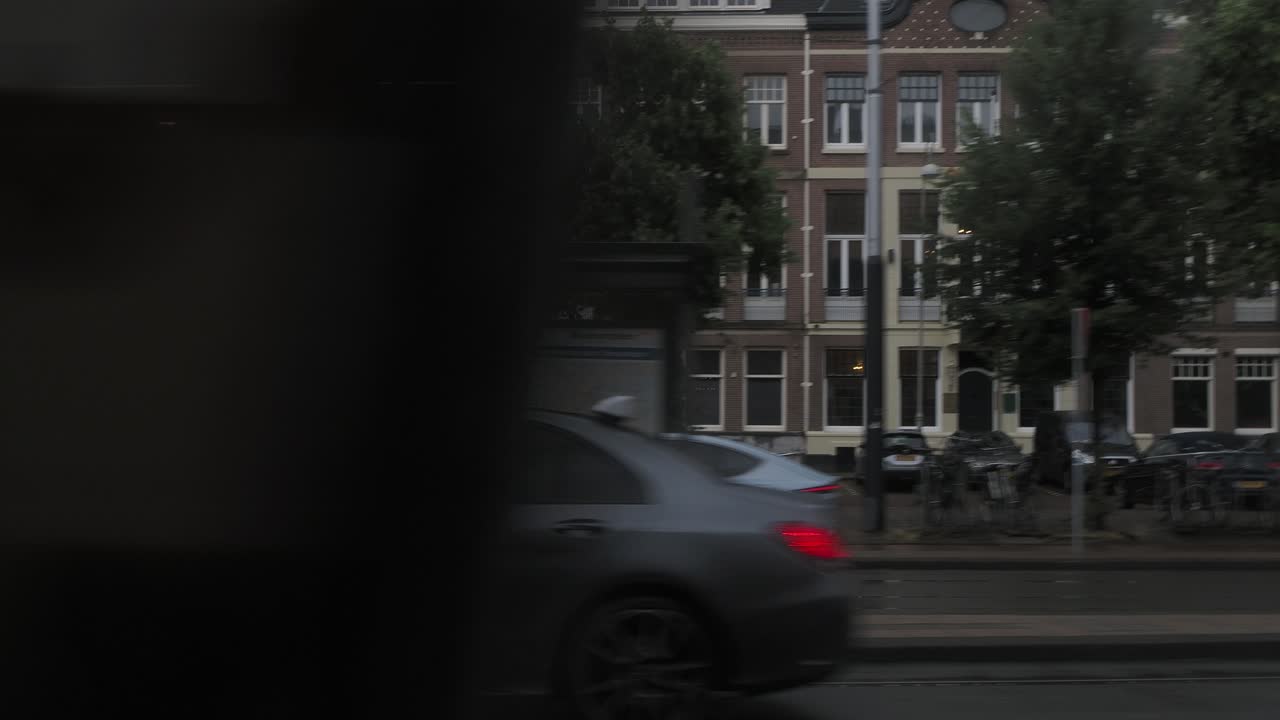 비가 오는 날 암스테르담 의 거리 장면