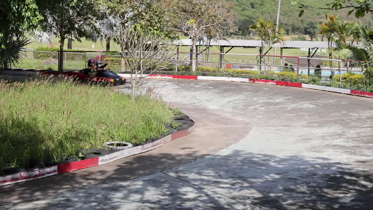 여러 개의 고카트 경주가 구부러진 트랙을 가로질러 진행됩니다.