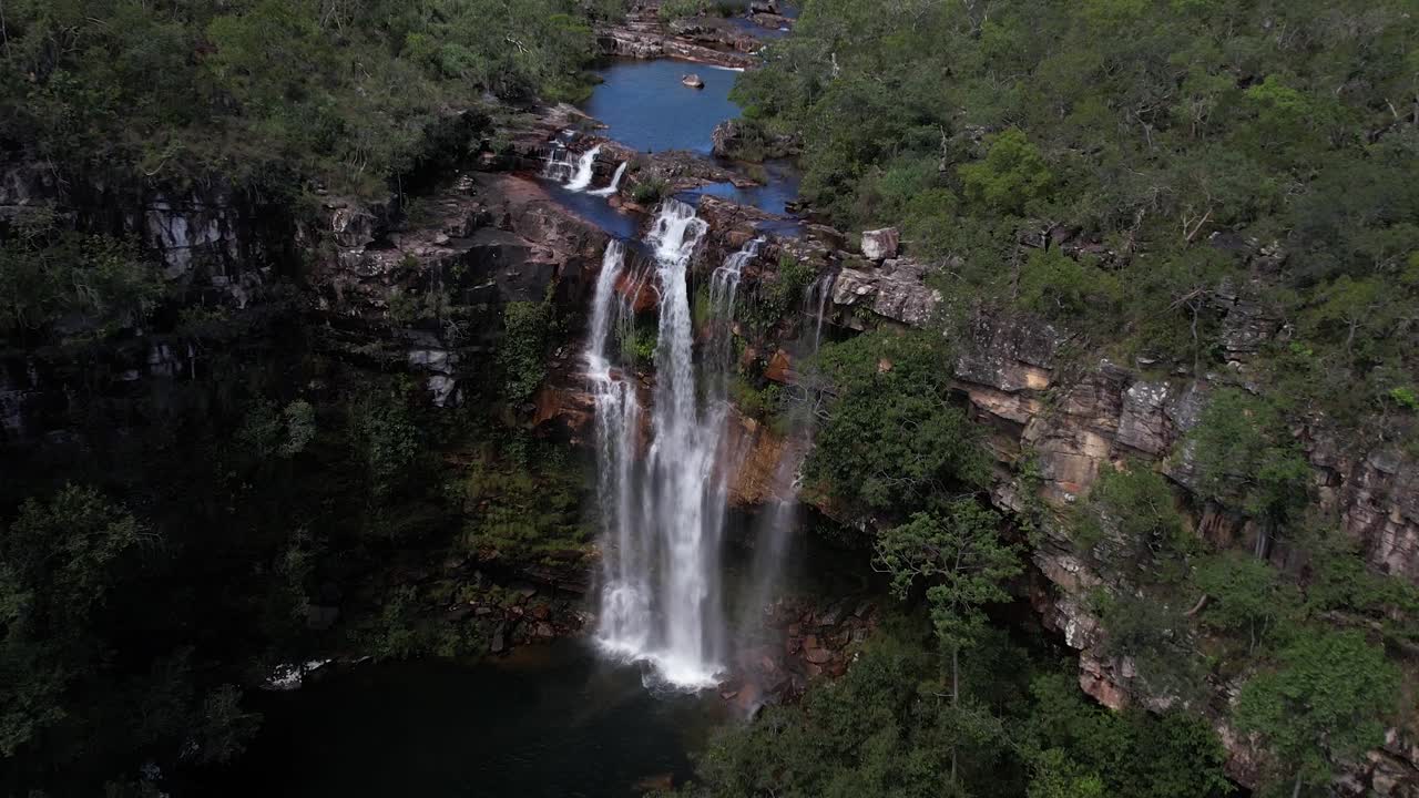 aerial view of the Cordovil waterfall, Chapada dos Veadeiros National Park, Goi&aacute;s, Brazil