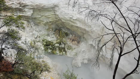 Top-Down-Schuss-Von-Dichtem-Rauch,-Der-Aus-Dem-Felsigen-Vulkankrater-Im-Hydrothermalen-Bereich-Aufsteigt