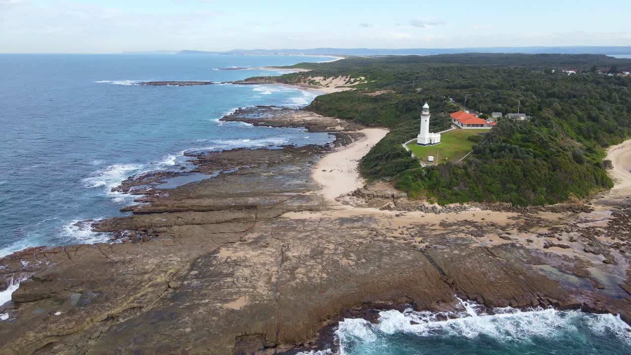 Luftfoto af forbjergfyrtårnet ved Norah Head med naturskønne strand- og havudsigter - Historisk fyrtårn ved Norah Head, NSW, Australien