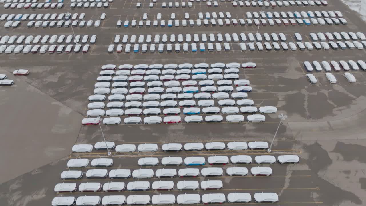 랜싱 미시간 제너럴 모터스 자동차가 위로 기울어져 식물이 드러남