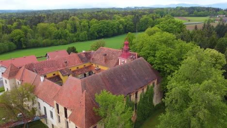 Castillo-Schloss-Kalsdorf-En-Austria,-Edificio-Emblemático-Medieval-Renacentista