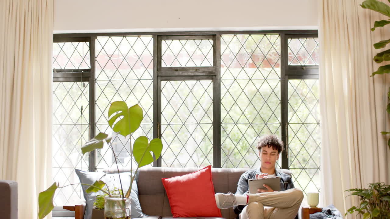 мужчина двух рас работает из дома с помощью планшета, замедленного движения, копирования пространства