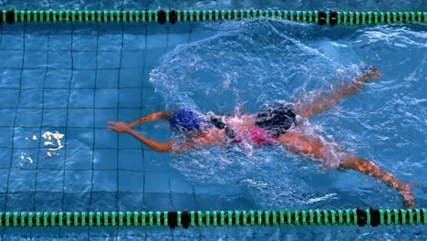nadadora en forma haciendo el golpe de pecho en la piscina