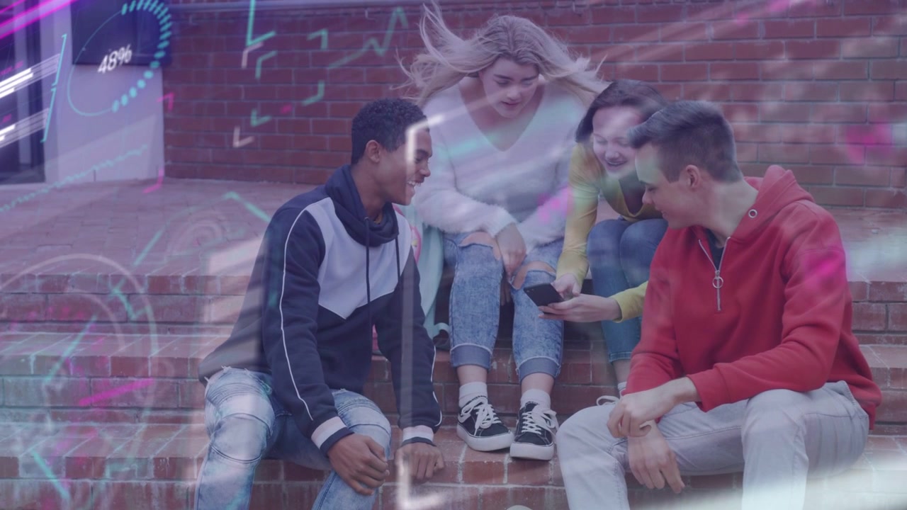 Adolescente pegando o celular, amigos apoiados nos degraus, com uma sobreposição HUD animando-se ao redor do aparelho para compartilhamento de tecnologia.