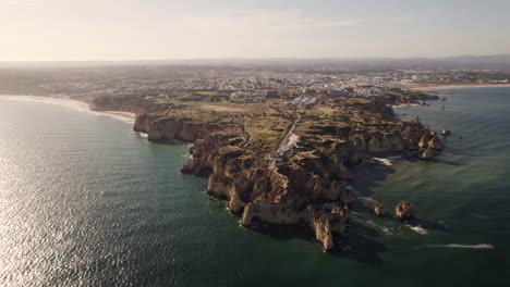 vista aérea panorámica de farol da ponta da piedade, faro en lagos, algarve, portugal