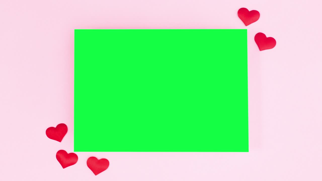 초록색 스크린과 파스텔 분홍색 테마에 빨간 심장을 가진 만적 인 사랑 프레임.