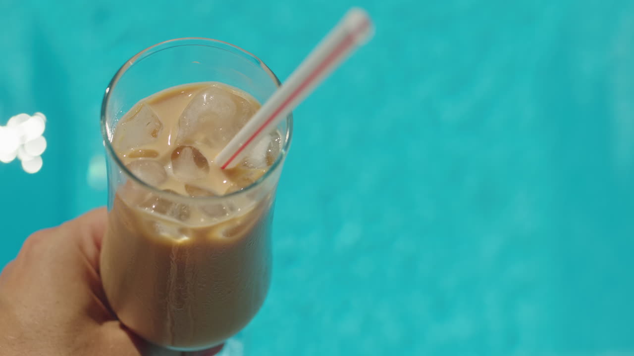 수영장 의 얼음 커피