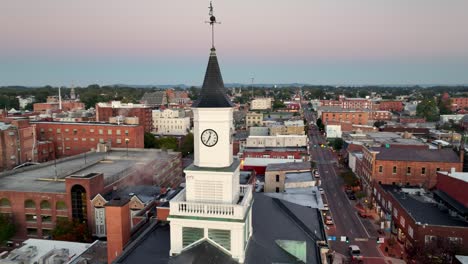 órbita aérea del edificio del ayuntamiento de hagerstown, maryland